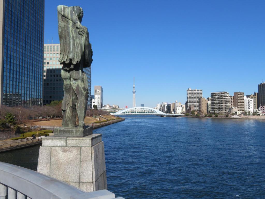  [January-February 2015]　Blue sky! The Sumida River reflects the cold! 
                                Enjoy the scenery from the bridge
