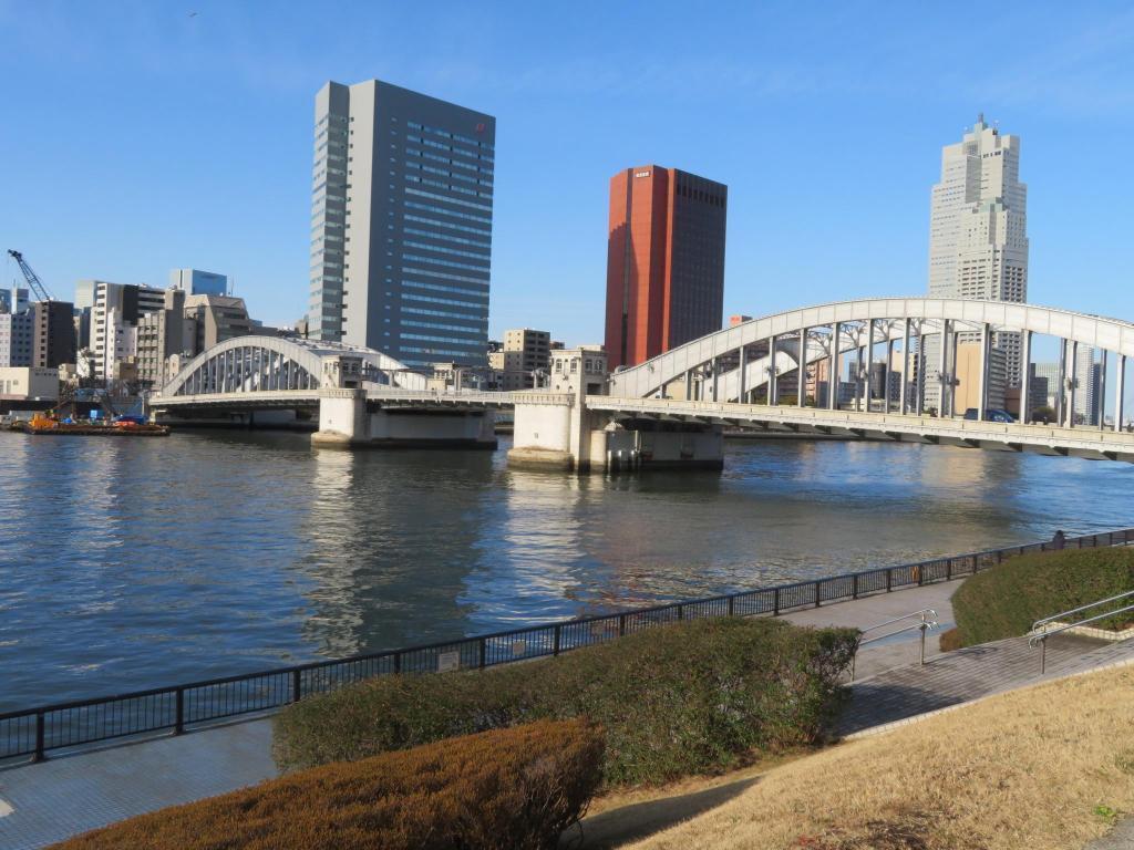  [January-February 2015]　Blue sky! The Sumida River reflects the cold! 
                                Enjoy the scenery from the bridge
