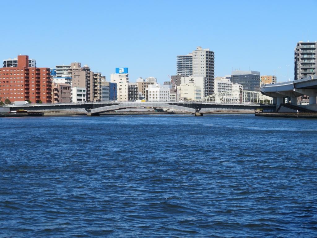  [January-February 2015]　Blue sky! The Sumida River reflects the cold! 
                                Enjoy the scenery from the bridge
