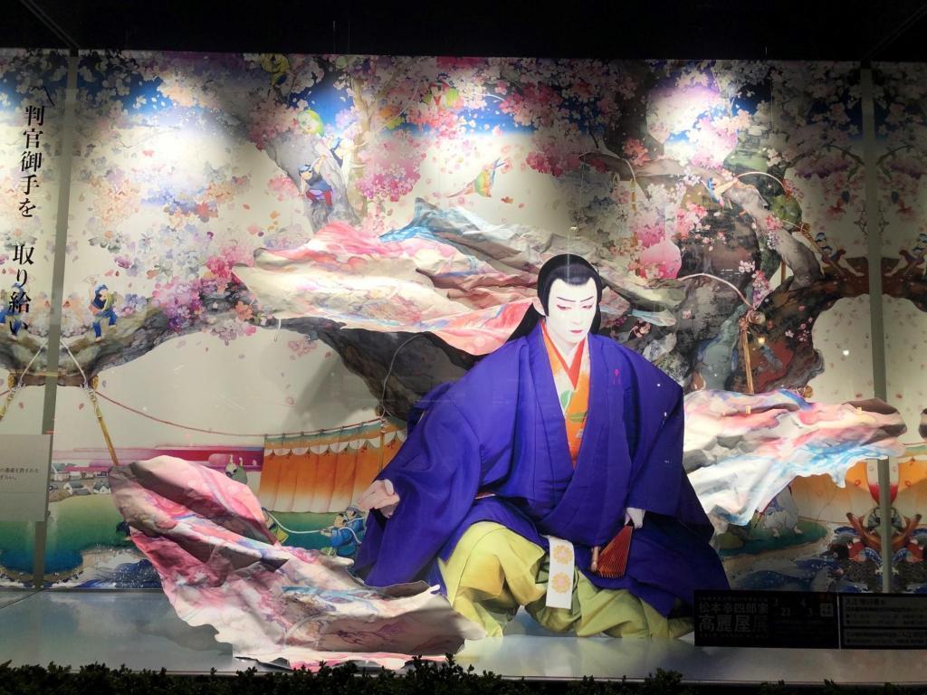  The fusion of Kabuki and contemporary art seen in the front window of Nihonbashi Takashimaya