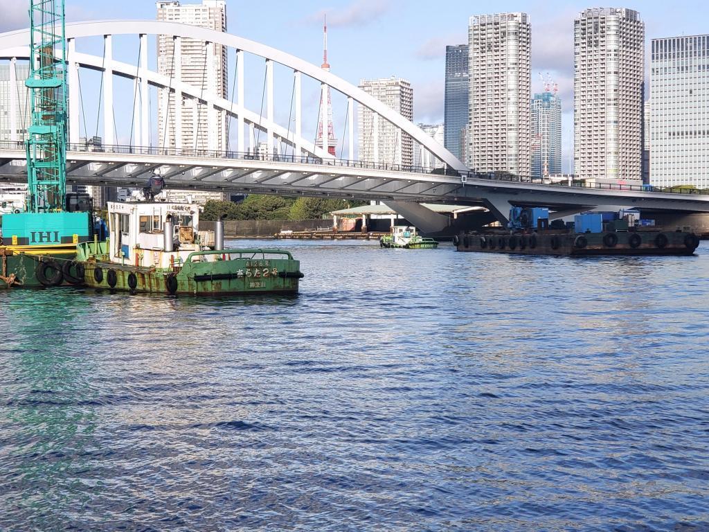  A tugboat and a daruma boat were under construction upstream of Kachidokibashi.