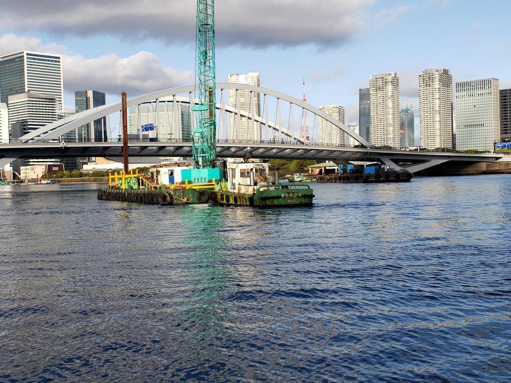  A tugboat and a daruma boat were under construction upstream of Kachidokibashi.