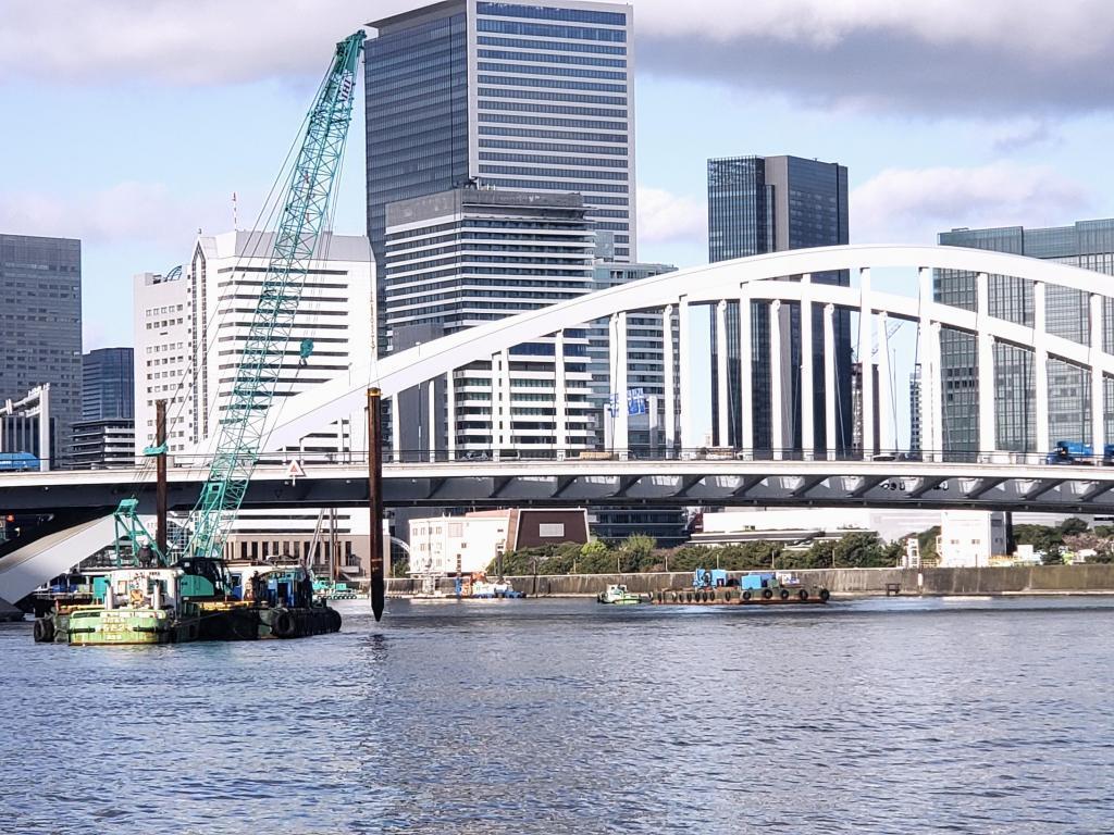  A tugboat and a daruma boat were under construction upstream of Kachidokibashi.