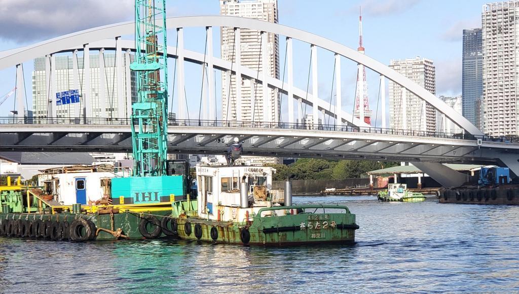  A tugboat and a daruma boat were under construction upstream of Kachidokibashi.