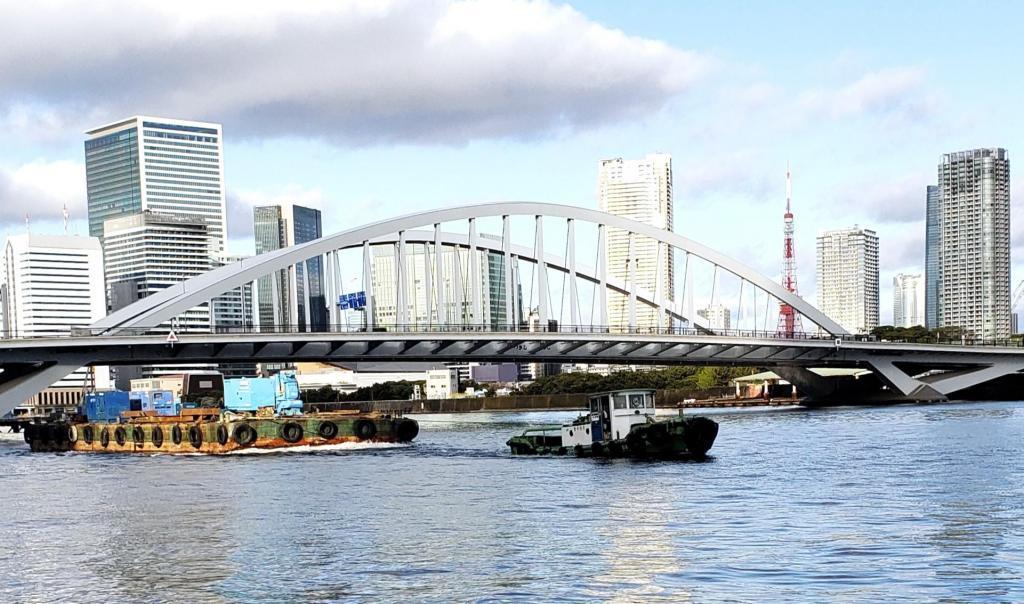  A tugboat and a daruma boat were under construction upstream of Kachidokibashi.