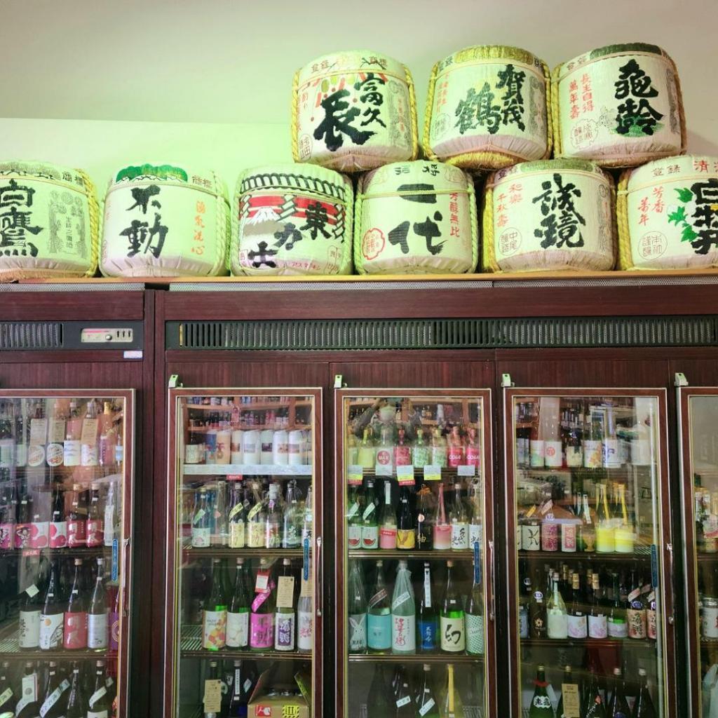  Imada Shoten, a long-established liquor store that has been running for four generations in Shinkawa for 100 years.