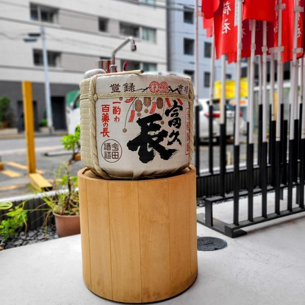  Imada Shoten, a long-established liquor store that has been running for four generations in Shinkawa for 100 years.