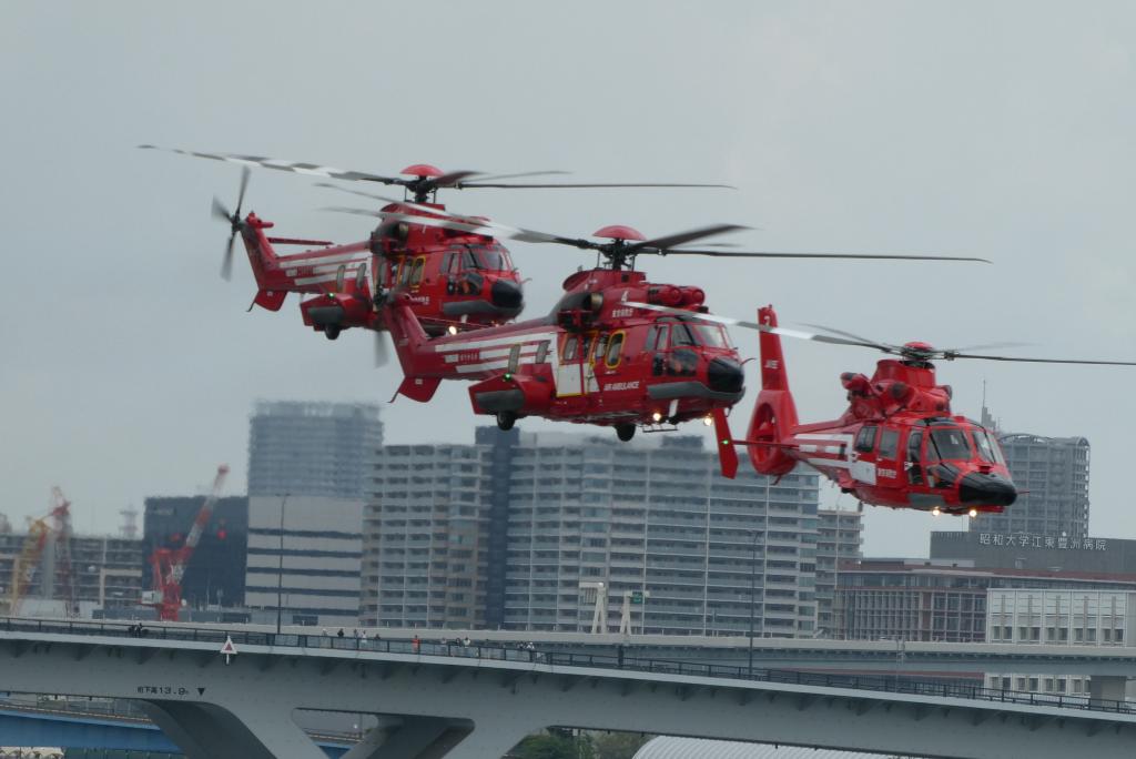 The helicopter flying in the low sky is powerful Harumi, the 2019 water fire pageant