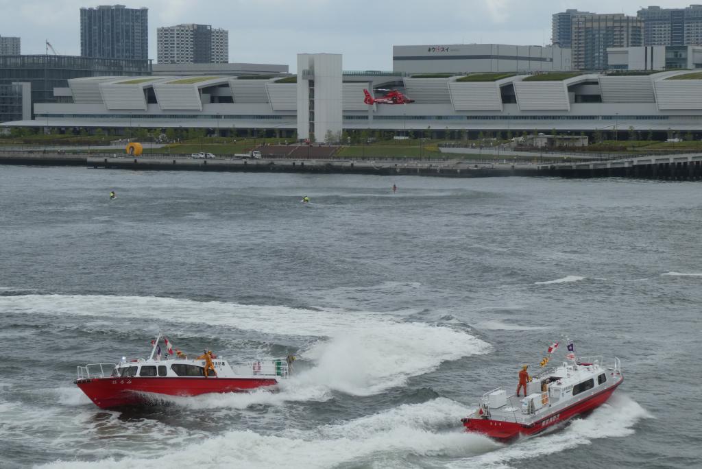 Rescue performance by water bike and helicopter in Harumi 2019 water firefighting pageant