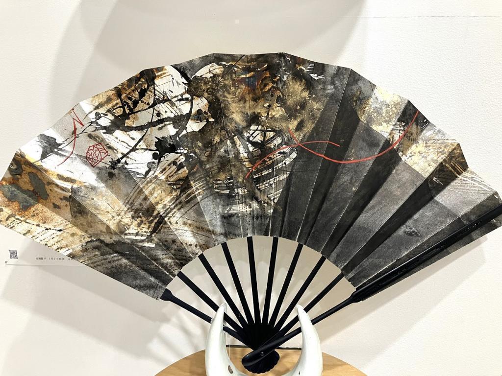 Heat and balance
Type of fan: Dance fan
1 shaku, 1 inch, 10 (38cm)
Bone/black coating
Mino paper (local mulberry [Kozo]) Ink, Honzam, Gold and Silver Foil, etc.
66,000 yen Mihoko Inazawa Exhibition, "Painting in a bag" that causes the wind by himself / herself
　　~ Nihonbashi Kiya Main Store izutuki~
