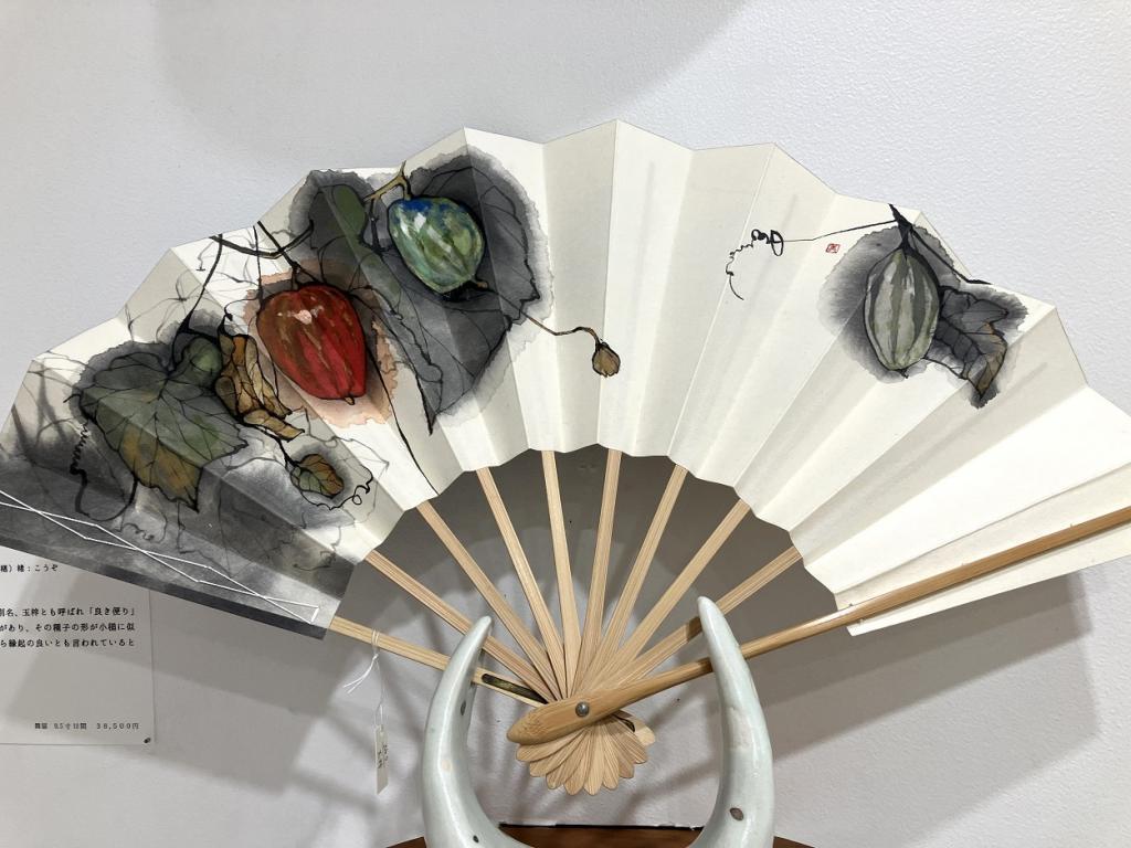 "Tamazusa,"
Type of fan: Dance fan
Between 9.5 inches and 10
Bone/white bamboo
Mino paper (local mulberry)
Ink, rock paint, etc.
38,500 yen Mihoko Inazawa Exhibition, "Painting in a bag" that causes the wind by himself / herself
　　~ Nihonbashi Kiya Main Store izutuki~
