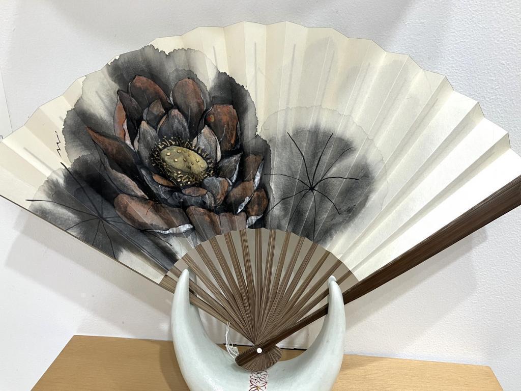 "A Lotus growing in the mud" Type of fan: Edo fan
Between 8.5 inches and 16
Bone/Karaki
Hon Mino Paper (Nasu Kozo)
Ink, rock paint, etc.
29,700 yen Mihoko Inazawa Exhibition, an artist who creates the wind by himself "Painting in a bag"
　　~ Nihonbashi Kiya Main Store izutuki~
