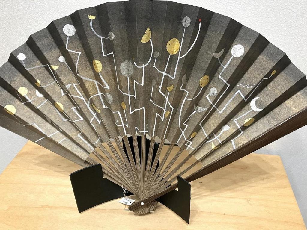 "Sorascape,"
Type of fan: Edo fan
Between 8.5 inches and 16
Bone/Karaki
Hon Mino Paper (Nasu Kozo)
Rock paint, foil, etc.
27,500 yen Mihoko Inazawa Exhibition, "Painting in a bag" that causes the wind by himself / herself
　　~ Nihonbashi Kiya Main Store izutuki~
