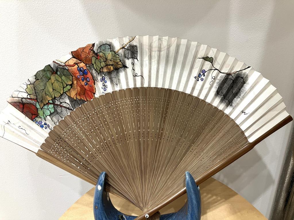 "Yumi_Vine"
Type of fan: Short fan
Between 7.5 inches and 45
Bone/Karaki
Hon Mino Paper (Nasu Kozo)
Ink, rock paint, soil, etc.
30,800 yen Mihoko Inazawa Exhibition, "Painting in a Bag" artist who wakes up the wind by himself
　　~ Nihonbashi Kiya Main Store izutuki~
