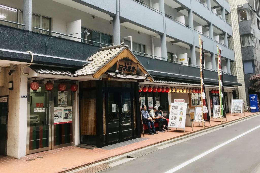 Before the start of the performance. When you pass through Kido, you will find a large audience. In the laughing gate, Fukutaru-Reiwa's first laugh is at Edo Nihonbashi-tei-(Part 1)