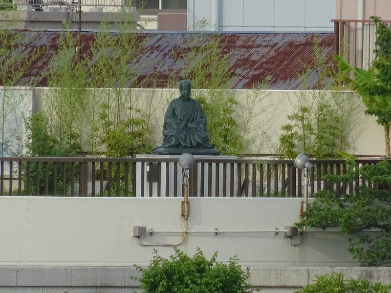 A place where you can see Fushigi Basho hidden in Basho statue