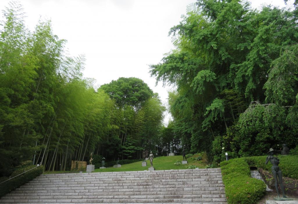 The lawn garden has a lively sculpture of sculptures between the Kasama Nichido Museum of Art and Harufu Manriso Masayuki Nagare.