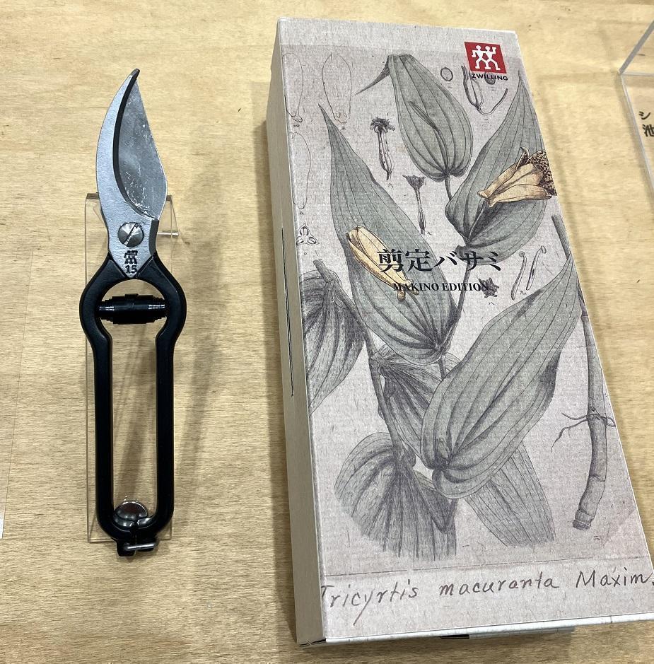 Pruning Scissors Makino Edition
18,700 yen
Body:　Special stainless steel spring:　Carbon steel
Fastening:　Flowers that grow trees that make use of iron soil
　　~ Nihonbashi Kiya Main Store izutuki~