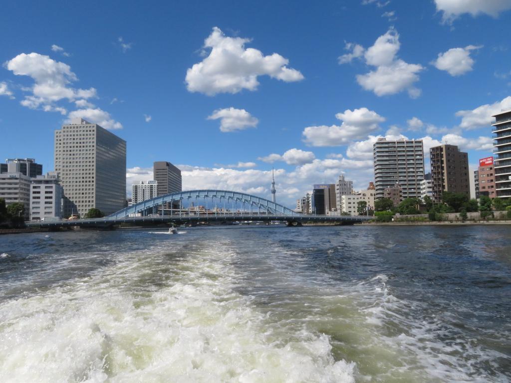  Break during the rainy season ... 100 years from the "Hamarikyu" Earthquake by water bus from "Asakusa" ... Enjoy the Sumida River and the strong and beautiful bridge gently