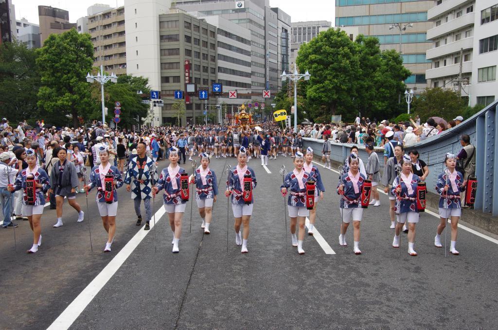 On August 13, 53 portable shrines lined up at Eitai Bridge.