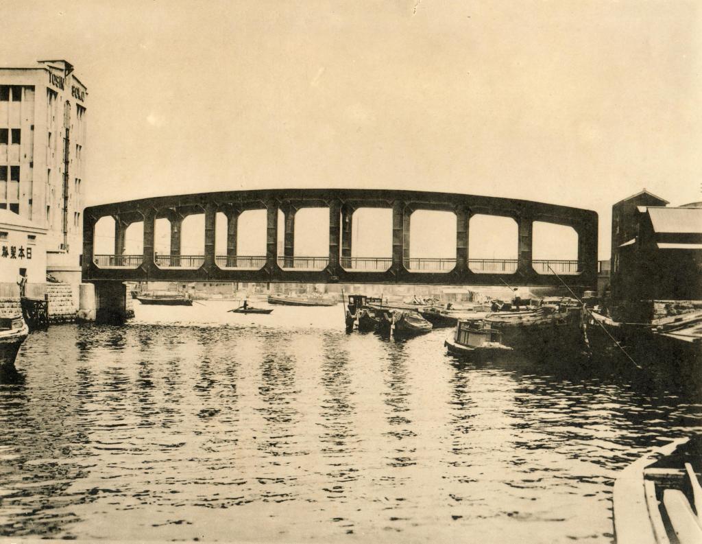  Nine bridges over the Shinkawa River
(First series: Minato Bridge and Toyomi Bridge)