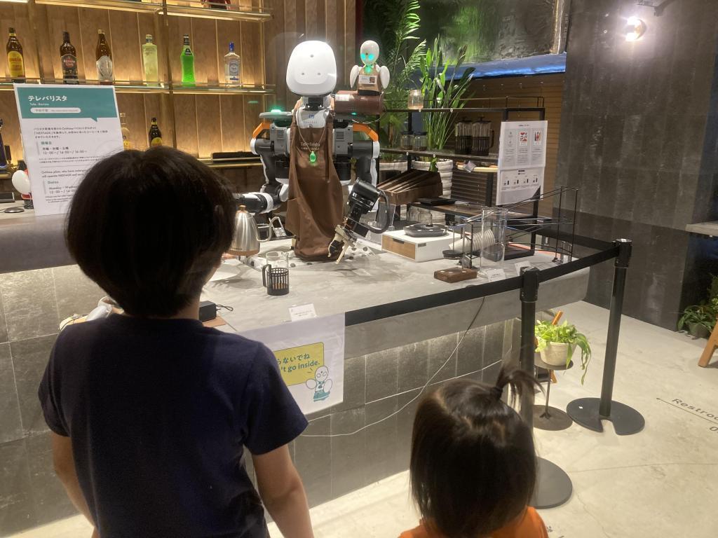  Both adults and children are fun! It is very popular with foreign tourists. I've experienced the "Alteration Robot Cafe" DAWN in Nihonbashi, not just a "robot"!