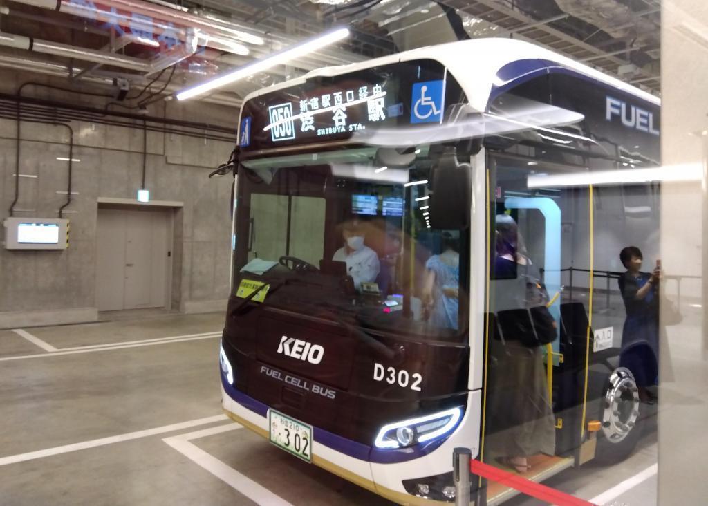 Bus Terminal Tokyo Yaesu departing from Yaesu bound for Shimbashi Station, Shinjuku Station, and Shibuya Station