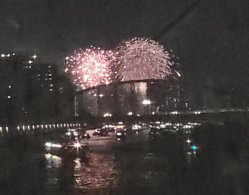 The Sumida River Fireworks Festival seen from Ryogoku Bridge balcony designed the ring in Ryogoku Bridge.
I compared the size with the actual ring!　What is the result?…？