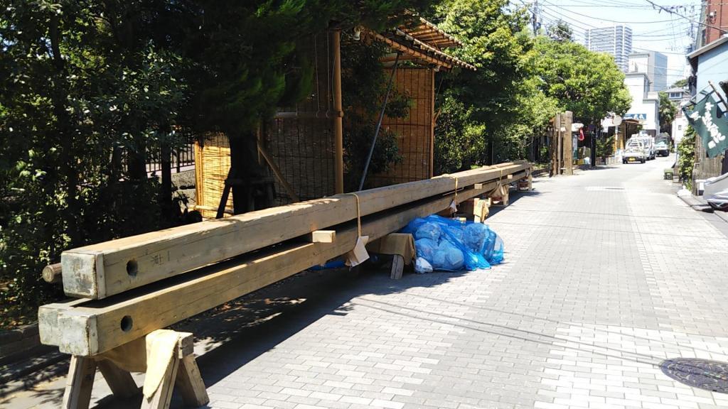 The pillars of the large banner are also taken out of the moat. With the launch of the large banner on August 4th of the festival of Tsukuda and Sumiyoshi-jinja Shirine, the Reisai Festival of Sumiyoshi-jinja Shirine, which lasts until the 7th, begins.