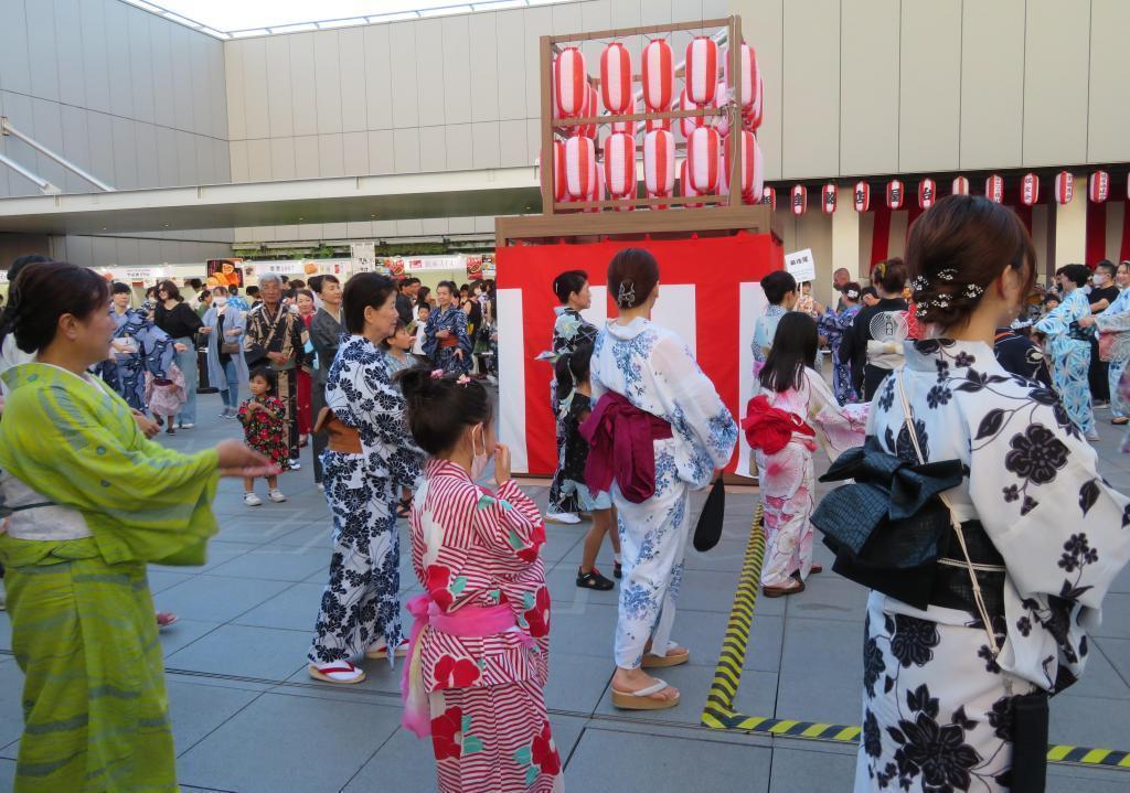 Bon Odori is the 54th Holiday Promenade "Yukata de Ginbura" from the classic coal mines to disco-style dance.