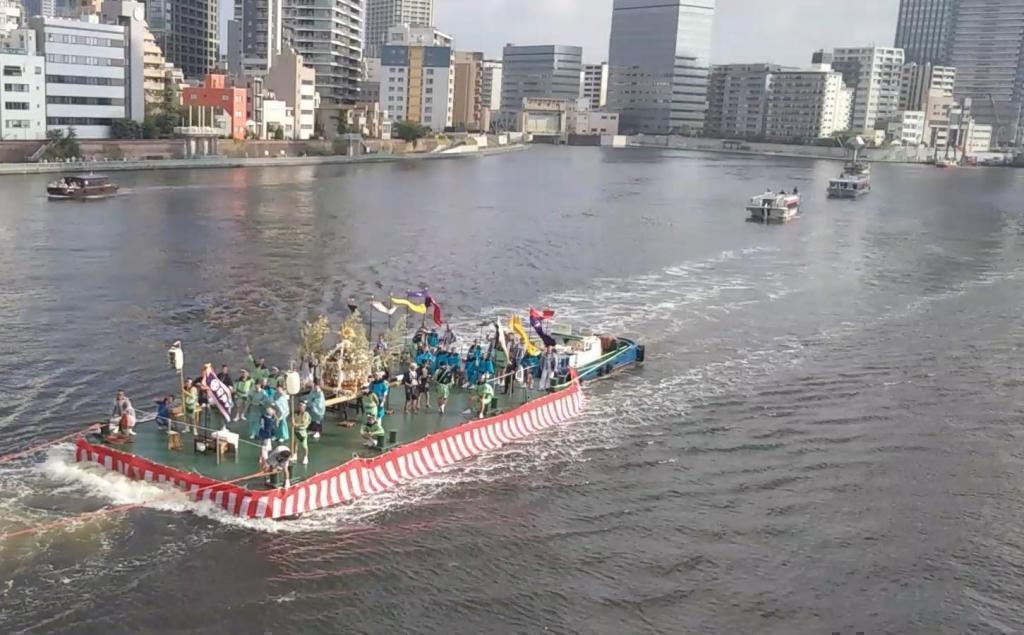 Sitting on a barge, portable shrine goes around the waters of Tsukuda, Tsukishima and Harumi, Tsukuda, Sumiyoshi-jinja Shirine ships imperial procession and Fukagawa Hachiman Festival this weekend