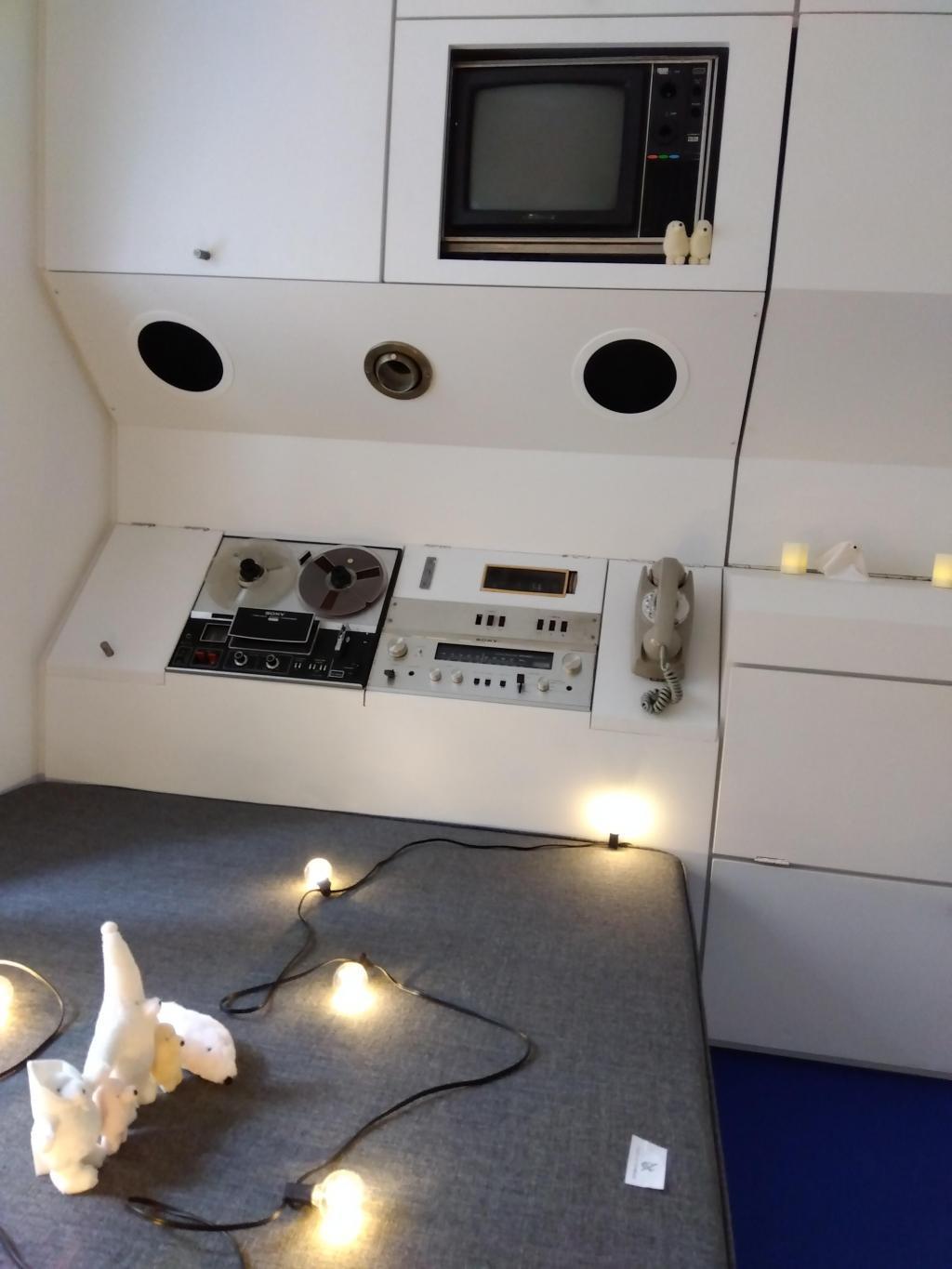 Shochiku Co., Ltd. opened the capsule "SHUTL (Shuttle)" Okimono exhibition in the central bank capsule tower building adjacent to the Togara Building until May 12.

