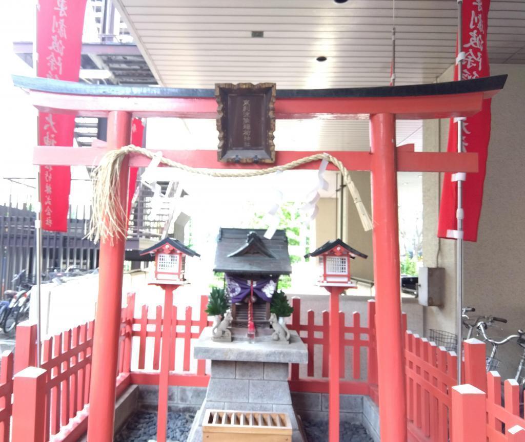 The capsule "SHUTL (Shuttle)" of the Central Bank Capsule Tower Building visits Higashi-Kaminami Inari Shrine is open until May 12.

