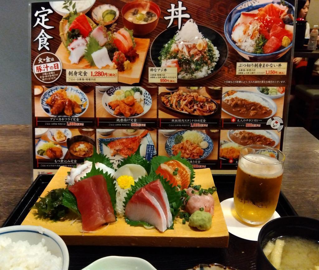 A lunch restaurant with a large number of female customers, a delicious sashimi restaurant.