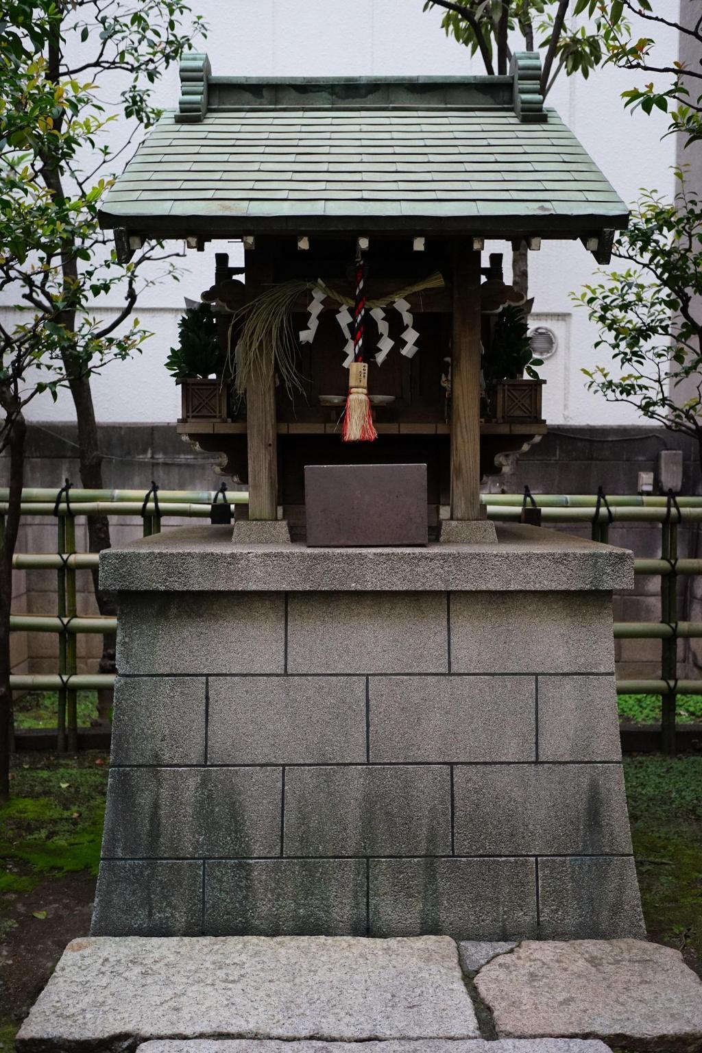  A quiet Shinto shrine in Shinkawa Daiei Inari Shrine