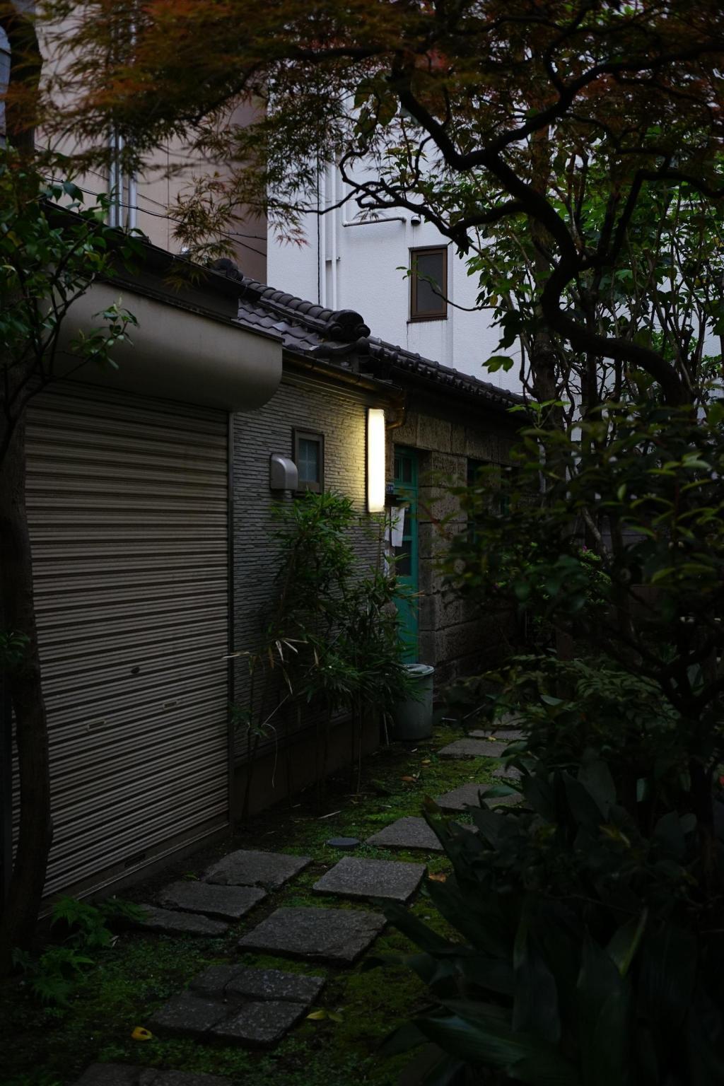  A quiet Shinto shrine in Shinkawa Daiei Inari Shrine