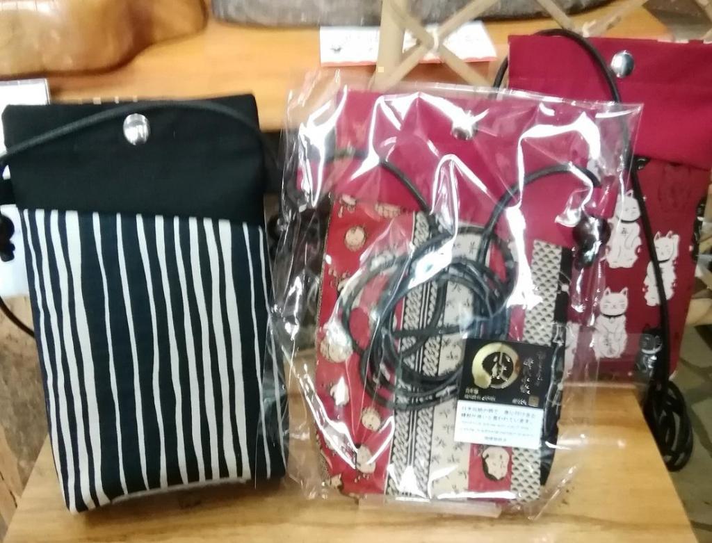 New smartphone pochette
(Long type) 15 x 19 x 2cm center left:　White stripe
Front row right:　Red back row right:　Invited cat red 1,320 yen each, a must-have fan, a convenient pochette sakosh,
　Would you like to focus on design and auspiciousness?
　　~ Nihonbashi Yuma~