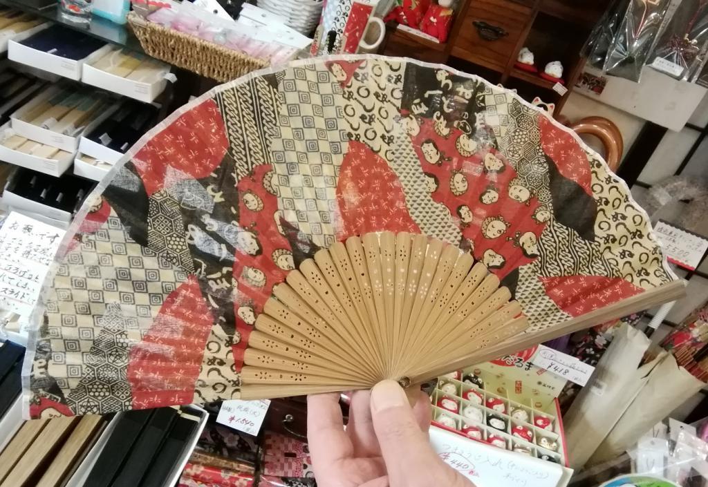  Why don't you stick to the must-have fan, convenient pochette sakosh, design and auspiciousness?
　　~ Nihonbashi Yuma~