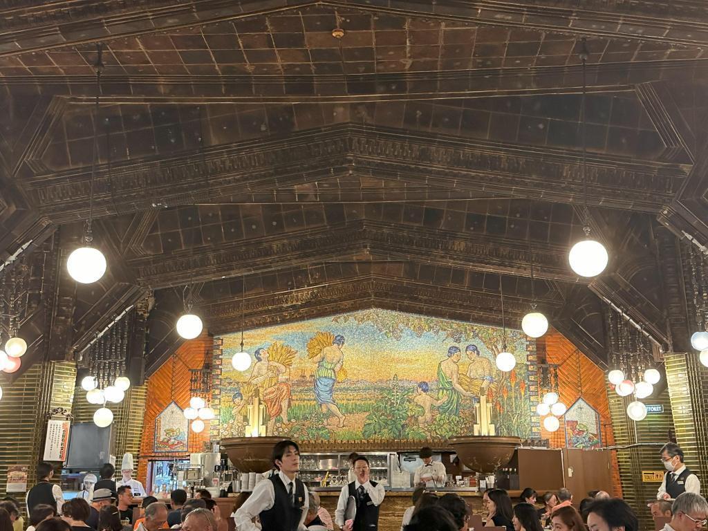 The Ginza Lion is the oldest beer hall in Japan, with heavy pillars, ceilings, lighting imitating grapes, and surrounding mosaic mural paintings Ginza Lion