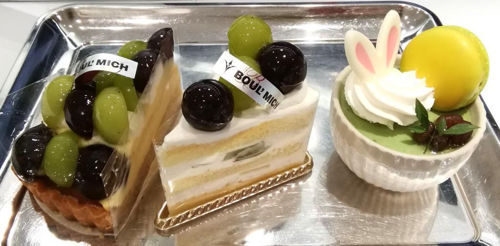 Left:　Store-limited grape tart
　　　886 yen
Central:　Seasonal cake grape shortcake
　　　735 yen
Right:　Moon viewing te veil
　　　756 yen HAPPY HALLOWEEN Home Party and Gifts-Bour Mish Ginza Main Store-