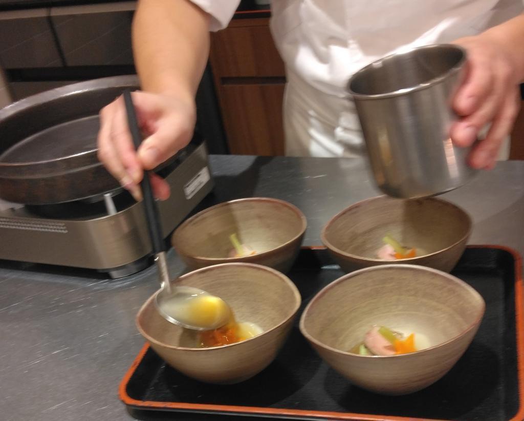 First of all, there are two kinds of small bowls. ♪ "SHOKUIKI (Food style)" first!
"SHIOKUIKI Original Sukiyaki Course with Edo-Tokyo Vegetables" of "private kaiseki Kitaoji Kyobashi Tea House"