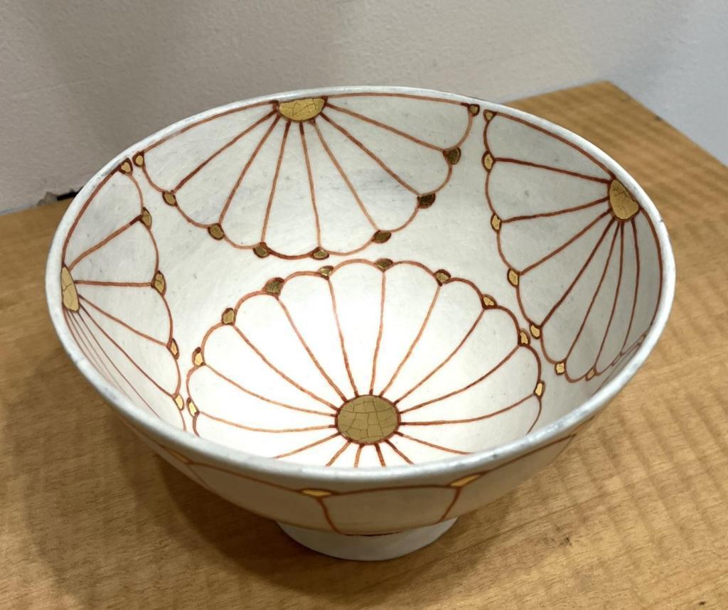 Red chrysanthemum bowl
8,800 yen Mitsuru Ito Ceramic Exhibition "Five Grain Harvest"
　　~ Nihonbashi Kiya Main Store izutuki~