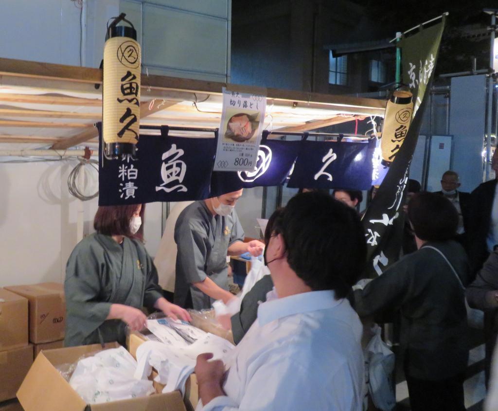 The stalls are packed with handmade dishes boasting by famous Nihonbashi stores. Betara-shi portable shrine cruise back for the first time in 10/19-10/204 years