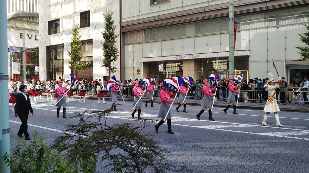 Ginza Golden Parade
In the fine autumn weather, there are many foreign tourists along the road. The Ginza Golden Parade was held.　
Next, on the 29th, the Oedo Kazuki Parade will be held in Kyobashi, Nihonbashi.