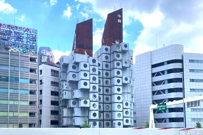 The capsules of the "Central Bank Capsule Tower Building" and "Central Bank Capsule Tower" that have been dismantled into "Ginza Six".