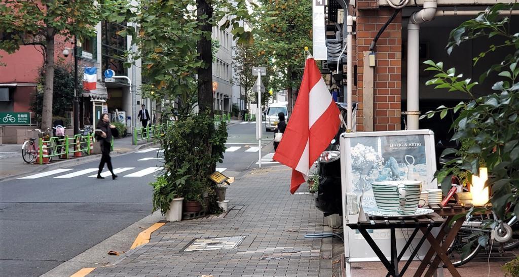  Ningyocho "Gumundner Shop"
This is an introduction of "TRADITIONELLES KUSNTHANDWERK DER ALPENREGION" (Traditional Crafts in the Alps region).