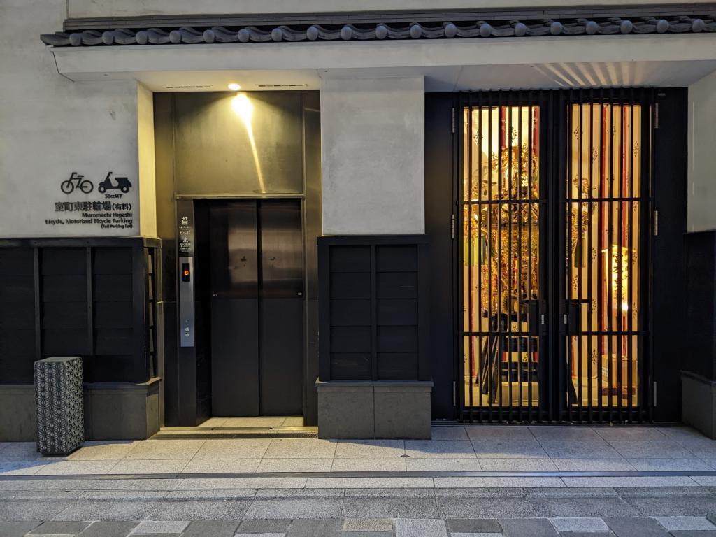  The ladybug group found in Nihonbashi
The world's shortest (probably) elevator experience