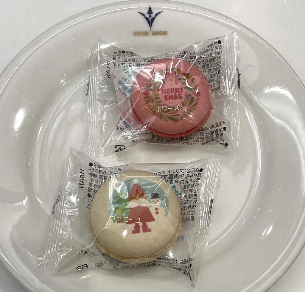 Above:　Christmas macaroon (lease) ¥260
Below:　Christmas macaroon (Santa) 260 yen ENTREMETS DE Noèl
　Mr. Bour Mishh's
　2023 Christmas original products and others
　　~ Bour Mish Ginza Main Store~