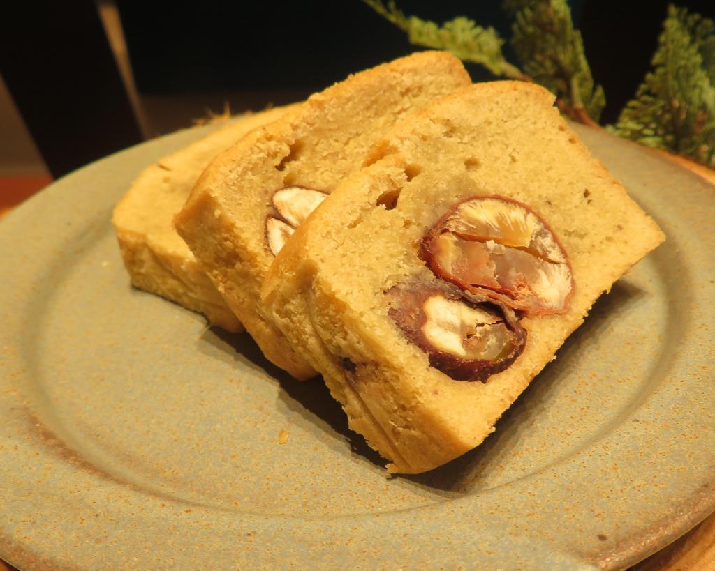 Chestnuts and terrine in chestnut terrine pound cake
 "me tree" is the name of a shop that sells cosmetics and cakes. Opened in December 2023
