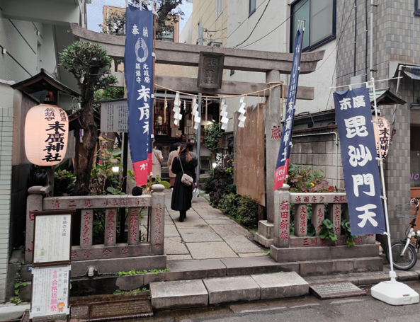  The street in front of Suehiro Shrine has become the road nickname "Suehiro Street".